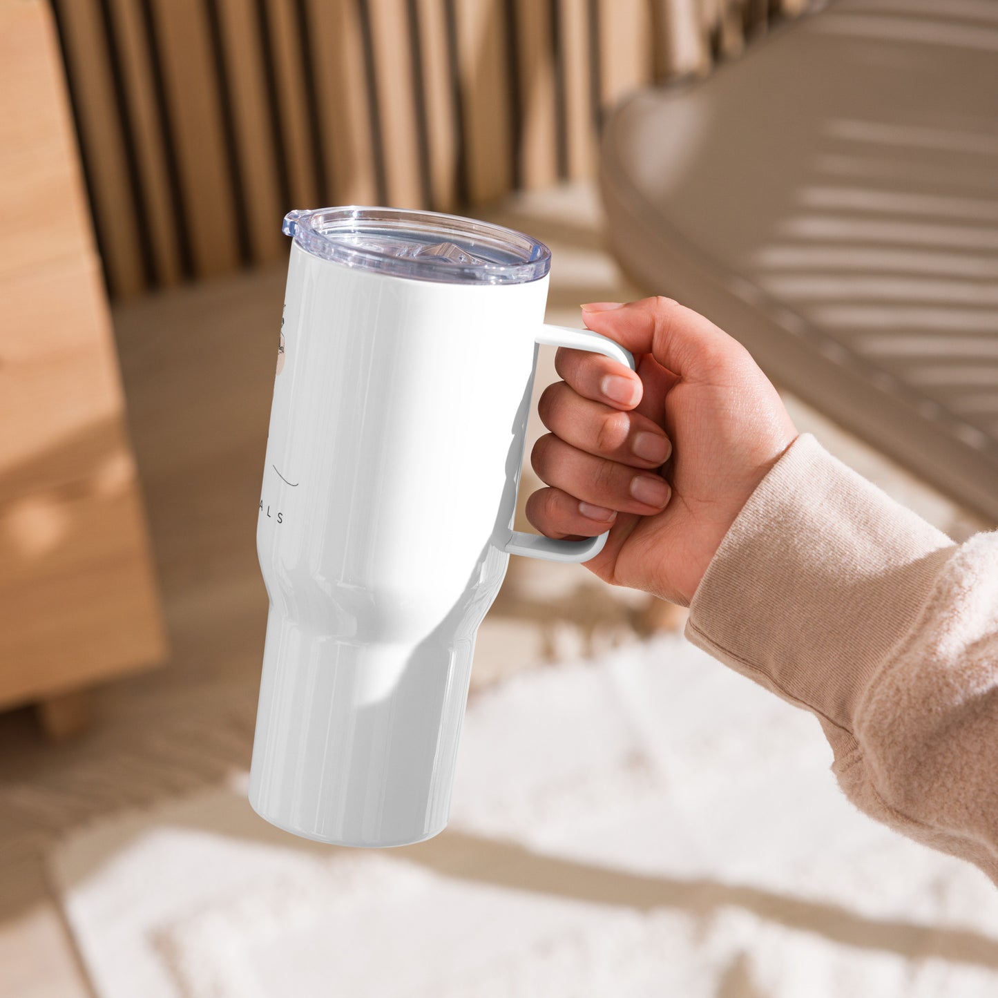 Travel mug with a handle